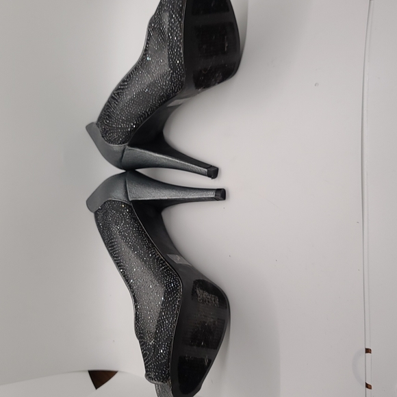 Heels - Picture 4 of 4